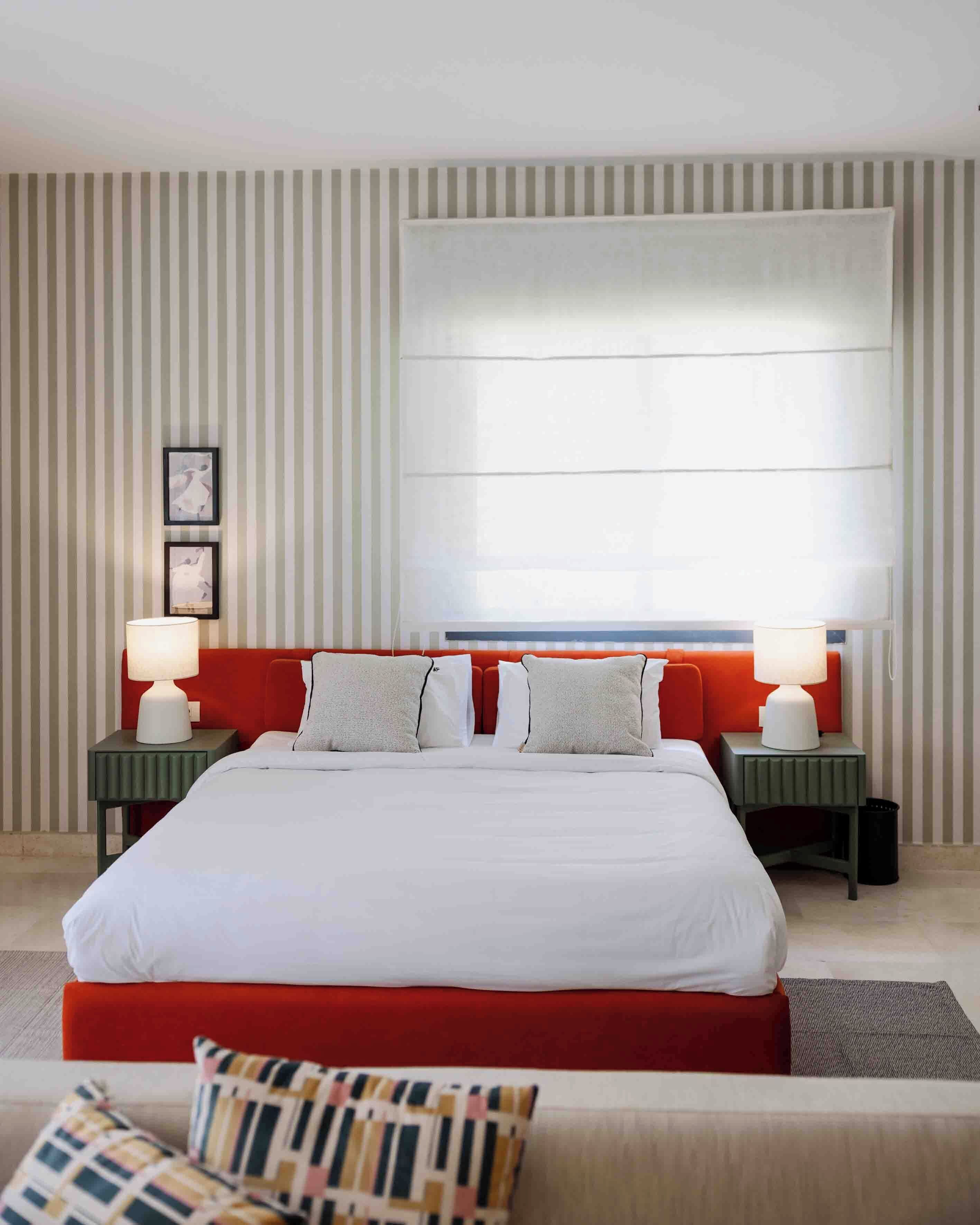 Tabla de planchar con plancha, wifi gratis y ropa de cama 