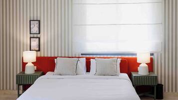 Tabla de planchar con plancha, wifi gratis y ropa de cama