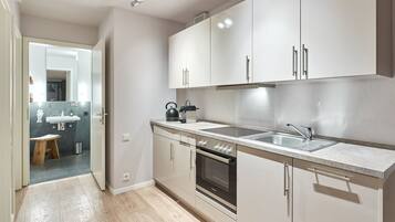 Kühlschrank, Ofen, Geschirrspüler, Kochgeschirr/Geschirr/Besteck