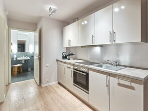 Kühlschrank, Ofen, Geschirrspüler, Kochgeschirr/Geschirr/Besteck