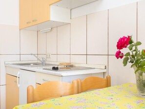 Jääkaappi, keittoastiat/astiat/ruokailuvälineet