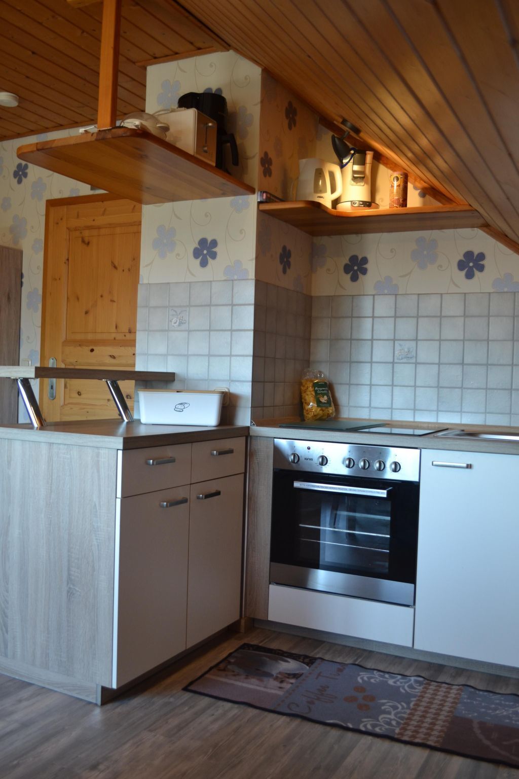 Kjøleskap, ovn og kjøkkenutstyr