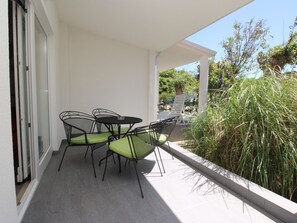Outdoor dining - für 4 Personen ca. 53 m² in Baška, Adriaküste Kroatien (Kroatische Inseln) by Interhome (Krk/Baška)