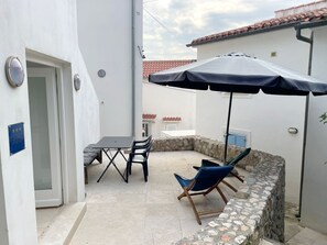 Outdoor dining - Appartement in Baška mit Terrasse by Interhome (Krk/Baška)