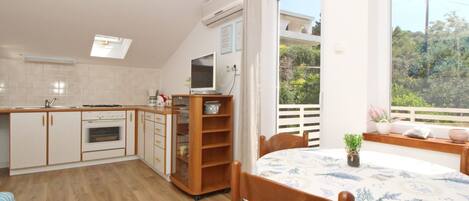 Fridge, oven, cookware/dishes/utensils