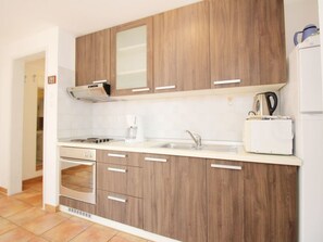 Kühlschrank, Mikrowelle, Ofen, Kochgeschirr/Geschirr/Besteck