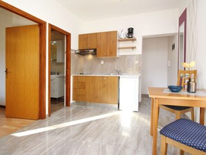 Fridge, cookware/dishes/utensils - Appartement in Baška mit Eigenem Balkon by Interhome (Krk/Baška)