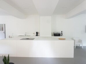 Een koelkast, een magnetron, een oven, een vaatwasser
