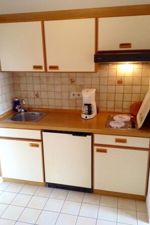 Fridge, cookware/dishes/utensils - Appartementhaus mit Balkon und Gemeinschaftsgart by Interhome (Bad Füssing)