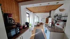 Una cocina moderna con armarios de madera, una cafetera y un horno empotrado.