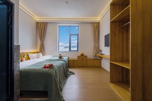 Luxury Twin Room, Mountain View | Desk, laptop workspace, blackout drapes, free WiFi - Shangri-La Chenxia Courtyard Homestay (Deqin)