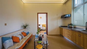 Familiesuite - bjergudsigt | Skrivebord, arbejdsområde til bærbare computere, mørklægningsgardiner