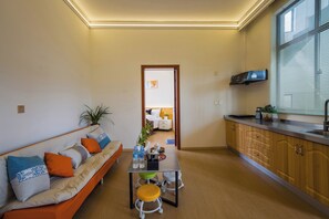 Phòng Suite dành cho gia đình, quang cảnh núi | Bàn, khu vực làm việc phù hợp cho laptop, màn/rèm cản sáng