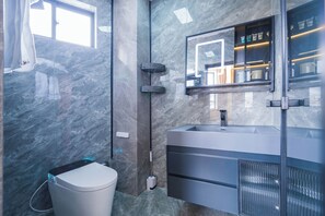 Phòng Suite dành cho gia đình, quang cảnh núi | Phòng tắm | Buồng tắm vòi sen, đồ dùng nhà tắm miễn phí, máy sấy tóc