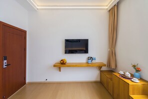 Phòng 2 giường đơn Tiêu chuẩn, quang cảnh núi | Bàn, khu vực làm việc phù hợp cho laptop, màn/rèm cản sáng