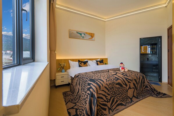 Family Suite, Mountain View | Desk, laptop workspace, blackout drapes, free WiFi - Shangri-La Chenxia Courtyard Homestay (Shangri-La City)