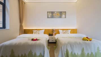 Signatur-værelse med 2 enkeltsenge - bjergudsigt | Skrivebord, arbejdsområde til bærbare computere, mørklægningsgardiner