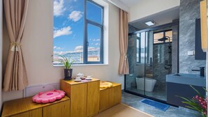 特色雙床房, 山景 | 浴室 | 淋浴設備、免費梳洗用品、風筒、浴袍