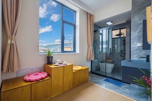 Signature Twin Room, Mountain View | Bathroom | Shower, free toiletries, hair dryer, slippers - Shangri-La Chenxia Courtyard Homestay (Shangri-La City)