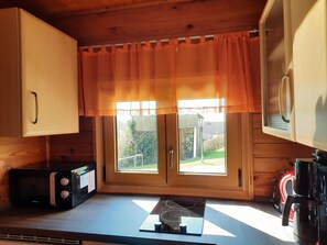 Réfrigérateur, micro-ondes, batterie de cuisine, vaisselle et ustensiles