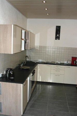 Fridge, dishwasher, cookware/dishes/utensils - Helle Ferienwohnung in Mehren mit Eigenem Garten by Interhome (Dreis-Brück)