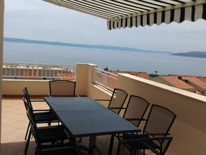 Outdoor dining - Wohnung mit Blick auf das Wasser by Interhome (Makarska)