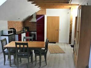 Dining - Helle Ferienwohnung in Mehren mit Eigenem Garten by Interhome (Dreis-Brück)