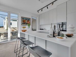 Kühlschrank, Ofen, Geschirrspüler, Kochgeschirr/Geschirr/Besteck
