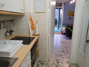 Jääkaappi, uuni, keittoastiat/astiat/ruokailuvälineet