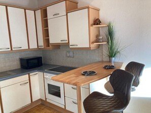 Kühlschrank, Mikrowelle, Ofen, Kochgeschirr/Geschirr/Besteck