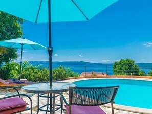 Pool - "Villa Ivanka" mit Blick auf das Wasser by Interhome (Crikvenica)