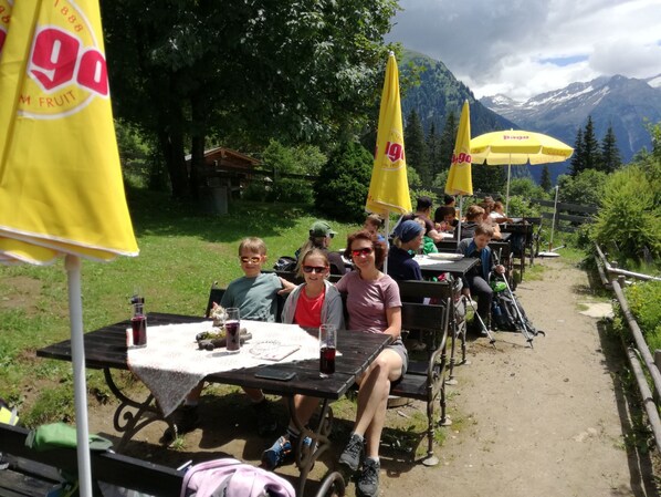 تناول الطعام بالخارج