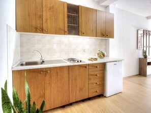Fridge, cookware/dishes/utensils - Appartement in Baška mit Grill by Interhome (Krk/Baška)