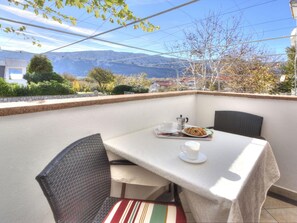 Outdoor dining - Appartement in Baška mit Grill by Interhome (Krk/Baška)