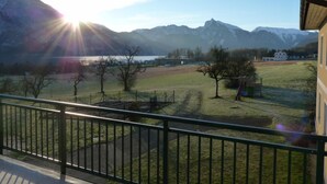 Un balcón con vista a un paisaje montañoso y un lago.