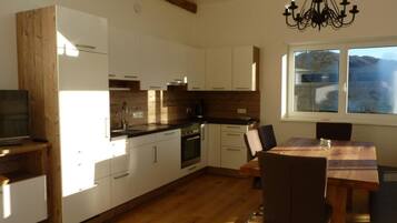 Kühlschrank, Ofen, Geschirrspüler, Kochgeschirr/Geschirr/Besteck