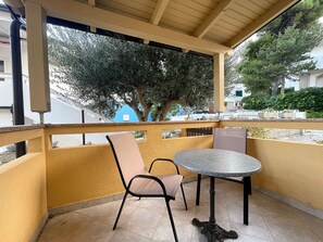 Outdoor dining - Wohnung in Baška mit Eigener Terrasse by Interhome (Krk/Baška)