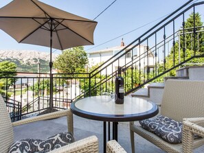 Outdoor dining - in Baška mit Eigenem Balkon by Interhome (Krk/Baška)