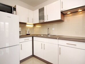 Refrigerador, microondas y utensilios de cocina 