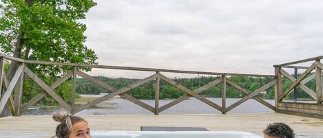 Tina de hidromasaje al aire libre