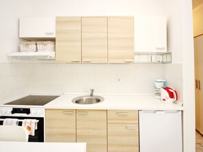Fridge, oven, cookware/dishes/utensils - in Baška mit Eigener Terrasse by Interhome (Krk/Baška)