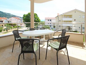 Outdoor dining - Appartement in Baška mit Terrasse by Interhome (Krk/Baška)