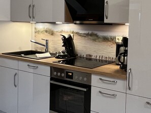 Kühlschrank, Mikrowelle, Ofen, Geschirrspüler