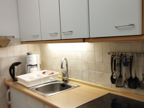 Refrigerador, horno y utensilios de cocina