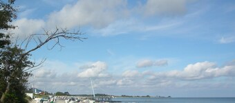 Strandnahes Studio mit kleiner Gartenterrasse by Interhome