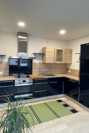 Fridge, oven, dishwasher, cookware/dishes/utensils - Appartement in Holstentor Nord by Interhome (Lübeck)