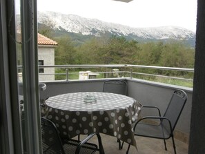 Outdoor dining - in Baška mit Eigenem Balkon by Interhome (Krk/Baška)