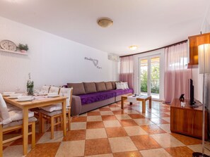 Dining - Wohnung mit Balkon und Meerblick by Interhome (Crikvenica)