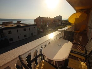 Outdoor dining - Wohnung "Martina" mit Terrasse by Interhome (Crikvenica)