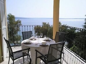 Outdoor dining - mit Blick auf das Wasser by Interhome (Crikvenica)